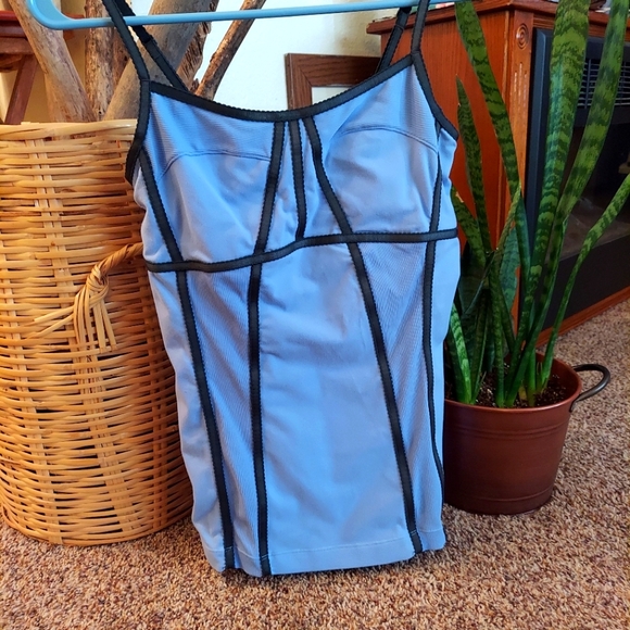 RARE Vintage** Lululemon Activewear Top w/shelf bra Size 6 Adjustable straps - Picture 1 of 7